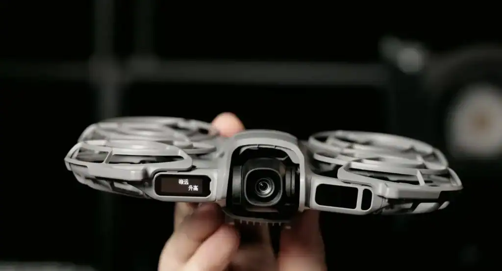 Nowoczesny dron z unikalnym designem, idealny do nagrywania z powietrza i zdjęć lotniczych.