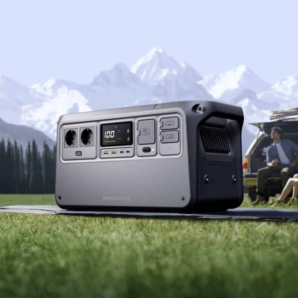 DJI Power 1000 V2 (EU) – przenośna stacja zasilania z wyświetlaczem i gniazdkami AC na blacie stołu w plenerze