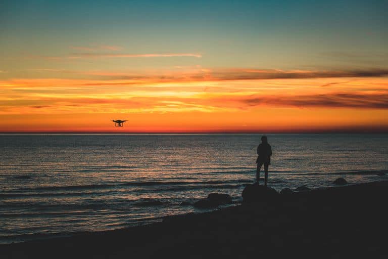 dron nad morzem o zachodzie słońca – latanie dronem na wakacjach