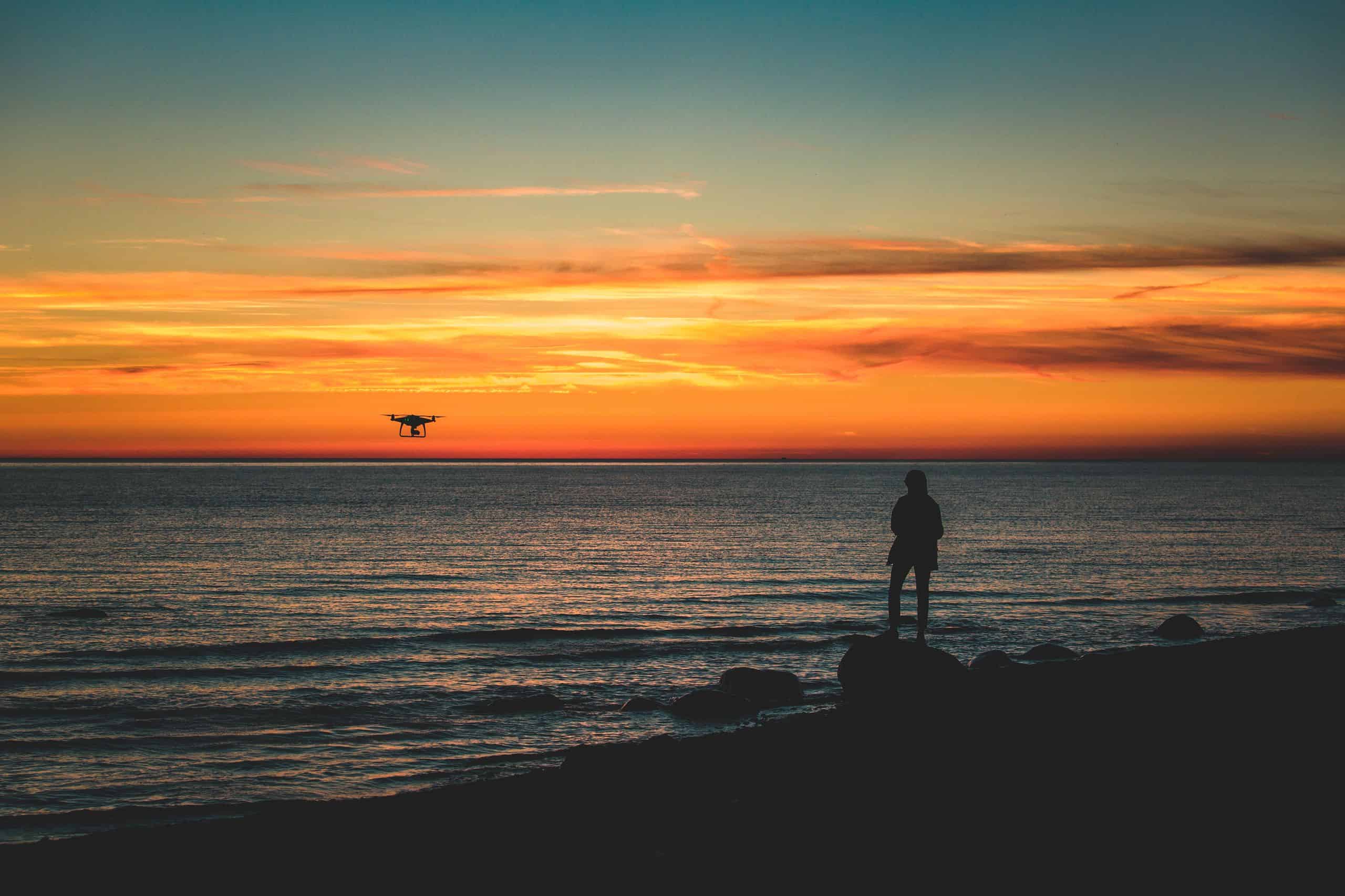 dron nad morzem o zachodzie słońca – latanie dronem na wakacjach